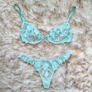NWOT Fleur du Mal Spearmint Lily Embroidery Plunge Bra & Panty Set (32D/small)
